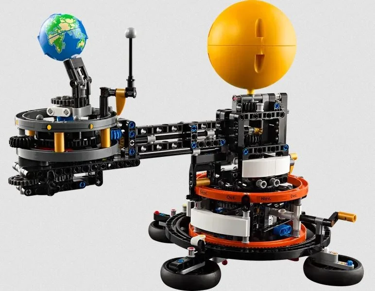 Lego Technic Planet Earth and Moon in Orbit / La planète Terre et la Lune en orbite - 42179