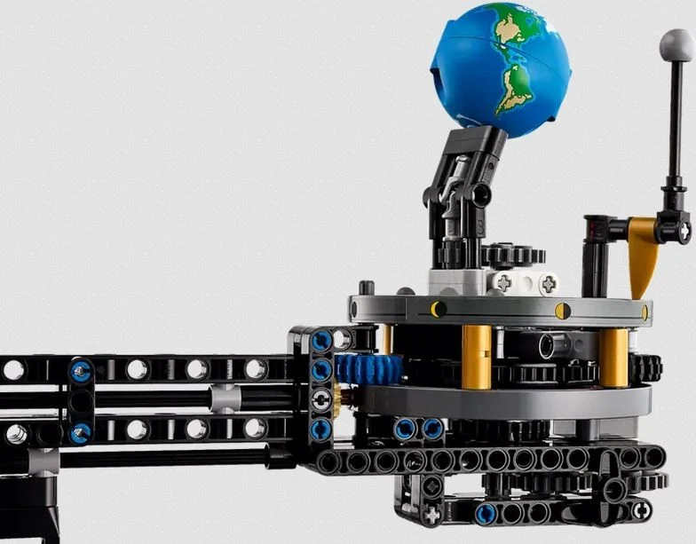 Lego Technic Planet Earth and Moon in Orbit / La planète Terre et la Lune en orbite - 42179