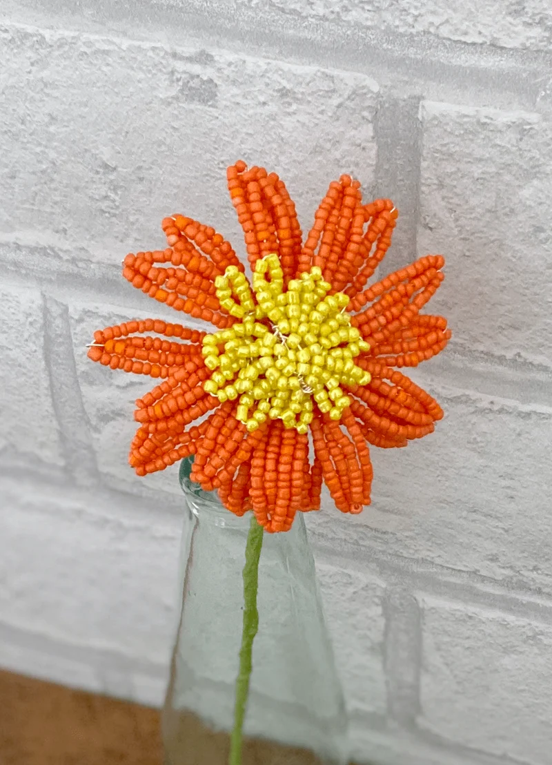 Kit de création de fleurs perlées - Gerbera (orange). Un cadeau créatif.