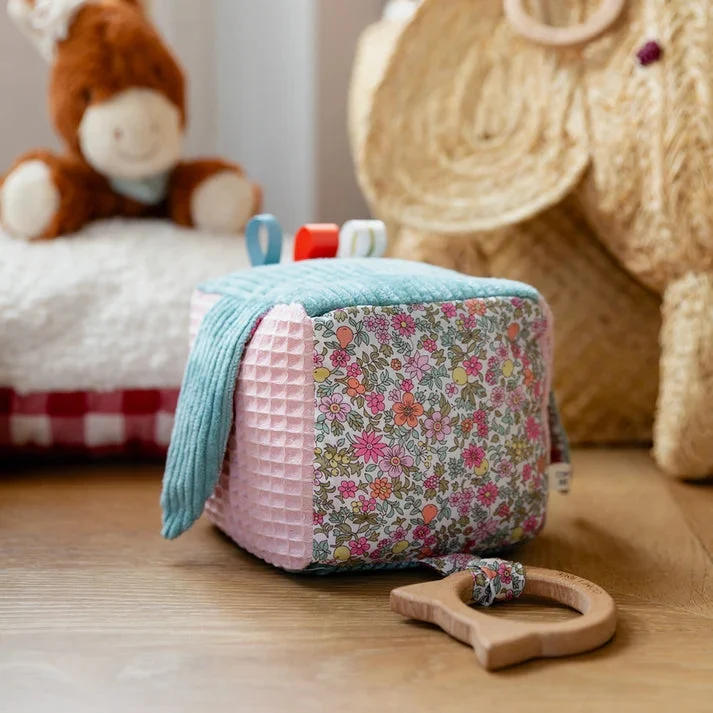 Kit Couture Cube d’Éveil Bébé “Charline” – Jouet Sensoriel Liberty Fabrics DIY
