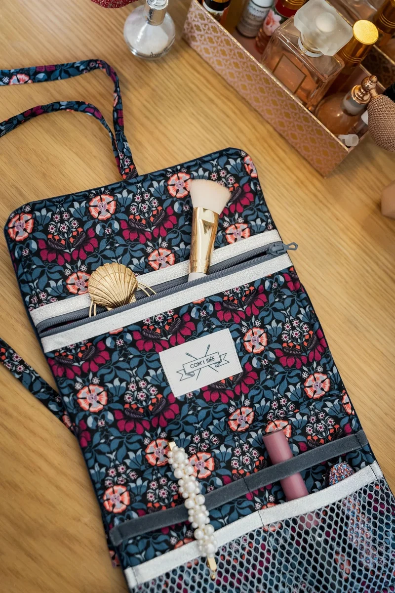 Kit Couture Pochette Beauté “Margot” – Liberty & Velours DIY pour Bijoux et Voyage