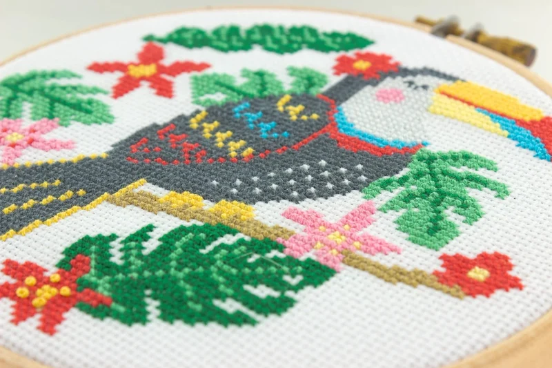 Kit Point de Croix “Bella” – Kit Broderie Débutant avec Tambour Bois