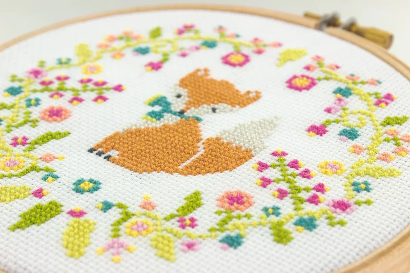 Kit Point de Croix “Roxy” – Kit Broderie Débutant avec Tambour Bois