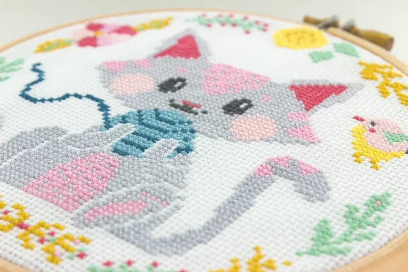 Kit Point de Croix “Kitty” – Kit Broderie Débutant avec Tambour Bois