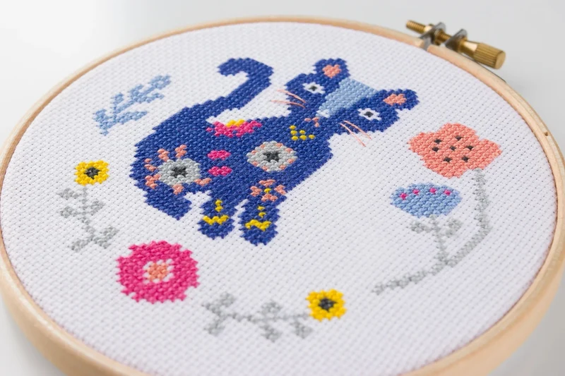Kit Point de Croix “Cat Folk” – Kit Broderie Débutant Style Folk & Chat