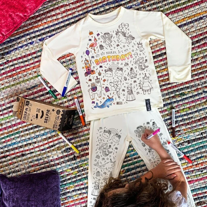 Pyjama à colorier aux couleurs d'anniversaire Fille