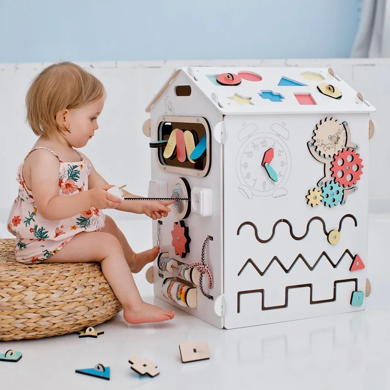 Busy board Maisonnette éducative en bois - blanche