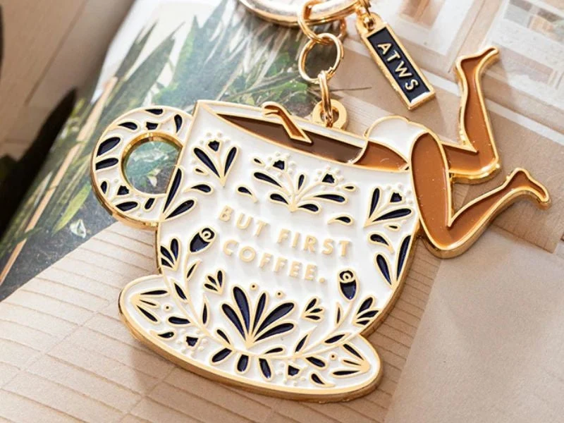 Porte-clés But First Coffee en émail doré – idée cadeau coffee lover
