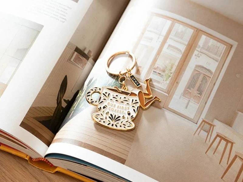 Porte-clés But First Coffee en émail doré – idée cadeau coffee lover