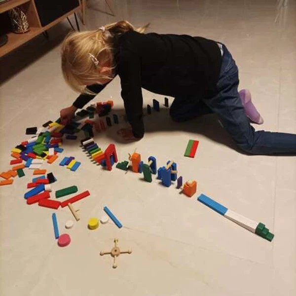 Dominos en bois – Jeu de construction et parcours créatif pour enfant