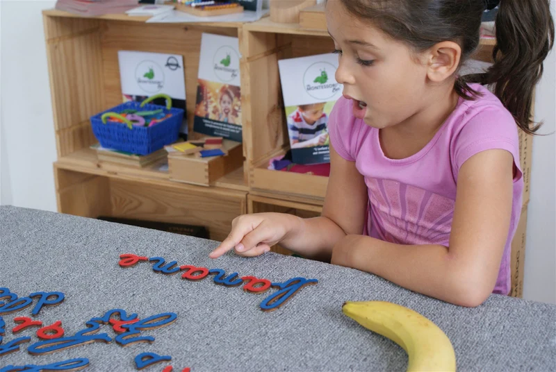 Alphabet Mobile Montessori – Lettres en Bois Magnétiques (2 versions)