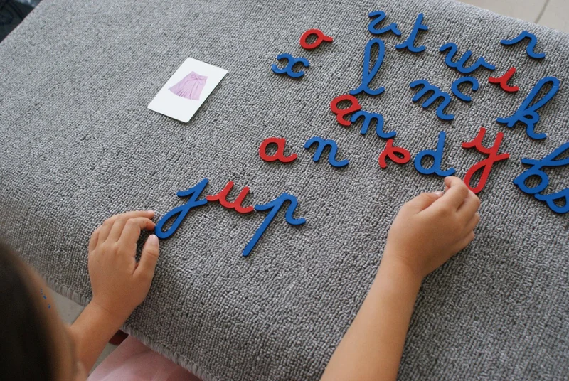 Alphabet Mobile Montessori – Lettres en Bois Magnétiques (2 versions)