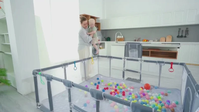 Parc pour bébé avec panier de basket et but de football