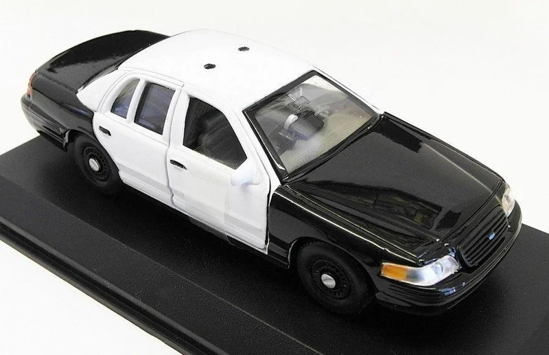 Welly 1999 Ford Crown Victoria Police Car 1:43 Scale Model / Voiture de police miniature à l'échelle 1:43
