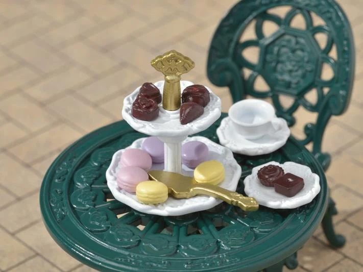 Calico Critters Tea And Treats Figurine Set / Ensemble de figurines Thé et friandises