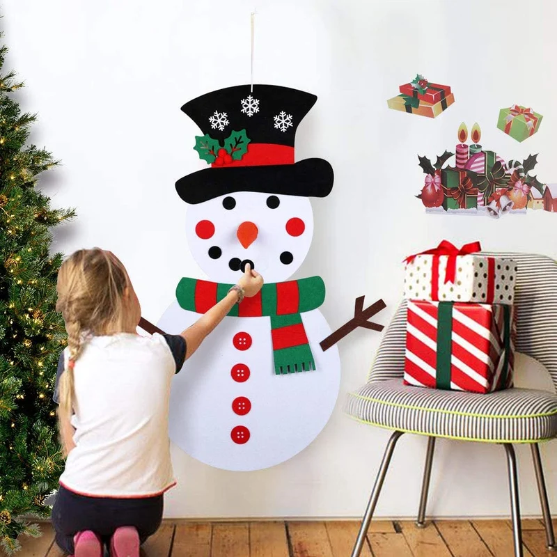 Les enfants créent leur propre Bonhomme de Neige de Noël.