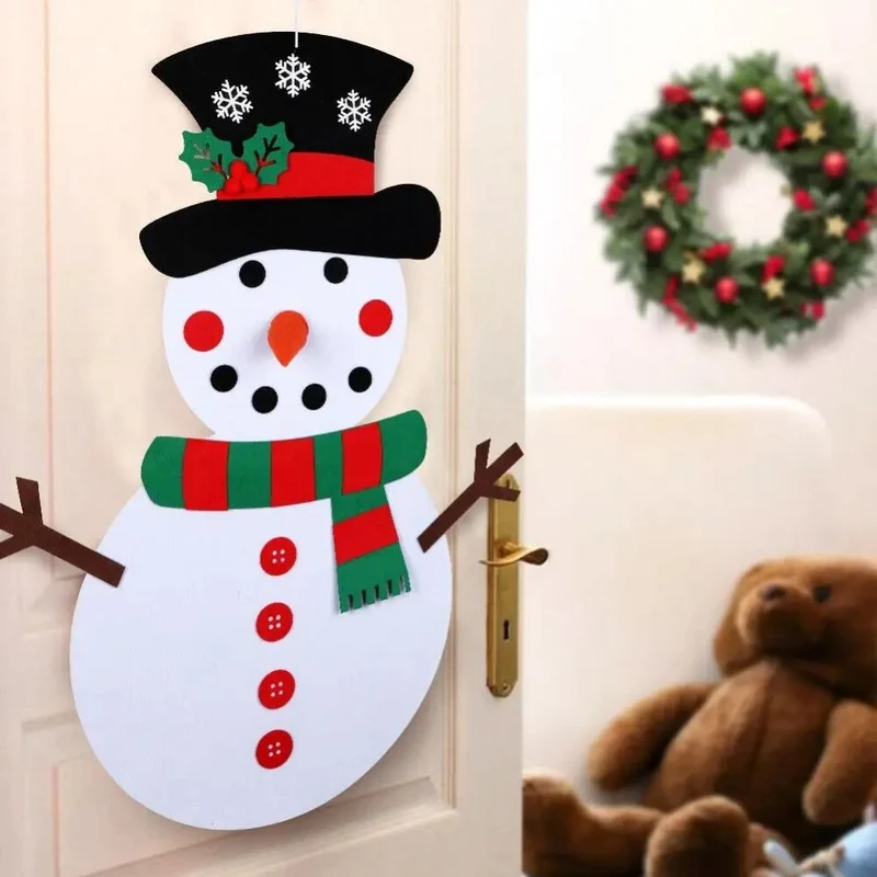 Les enfants créent leur propre Bonhomme de Neige de Noël.