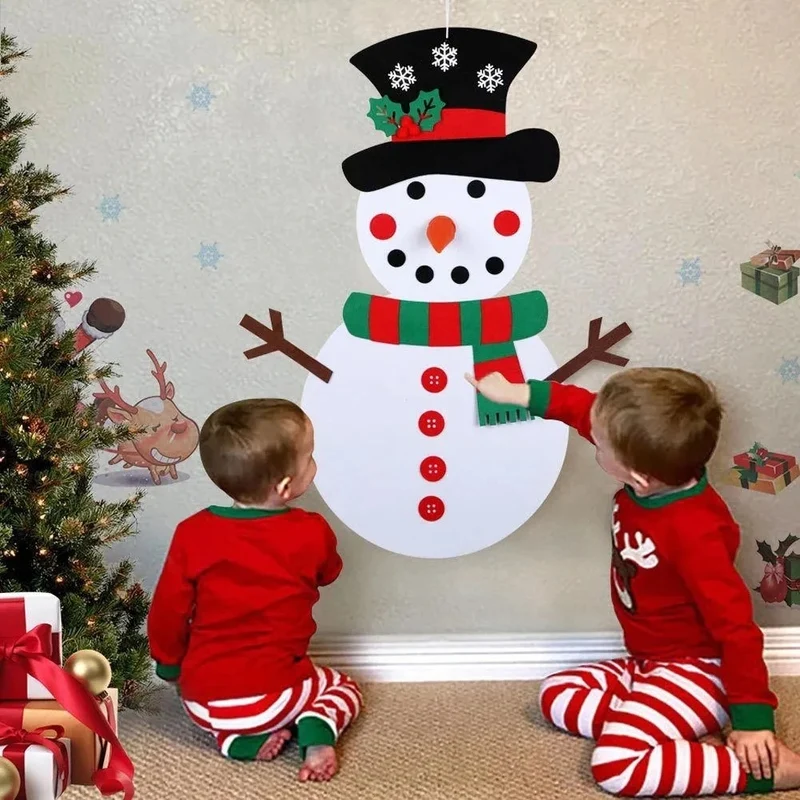 Les enfants créent leur propre Bonhomme de Neige de Noël.