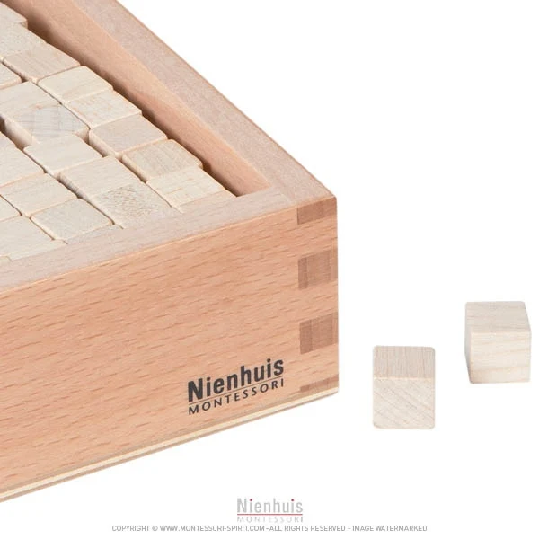 Boite avec cubes pour la tour rose