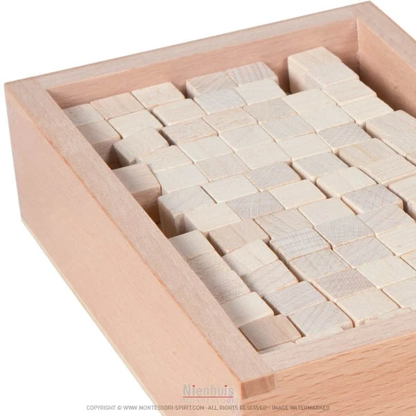 Boite avec cubes pour la tour rose