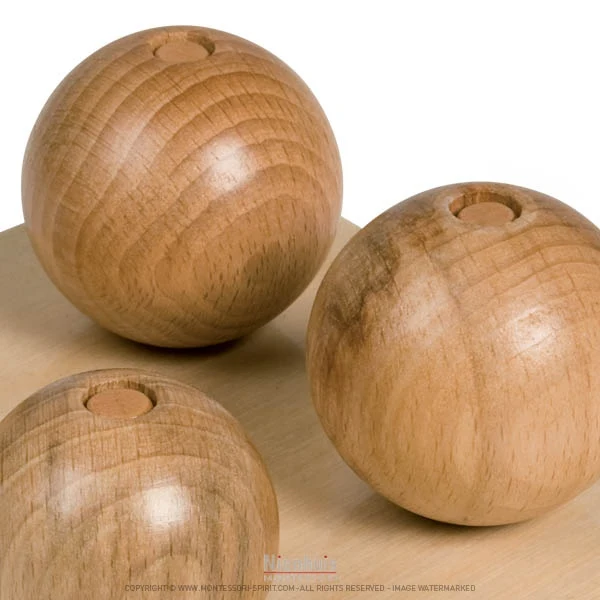 Boules en bois sur tiges verticales