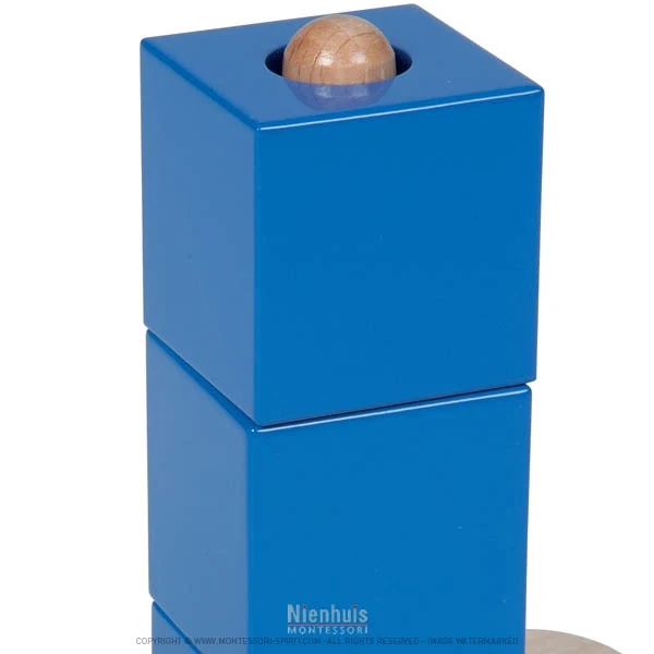 Cubes sur tige verticale