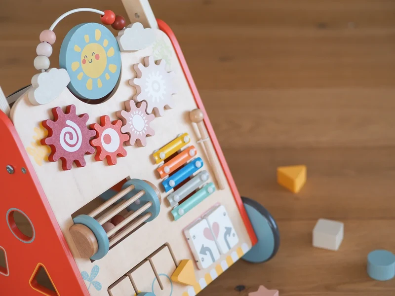 Montessori Schiebewagen aus Holz – 8-in-1 Spielzeug mit Spielelementen