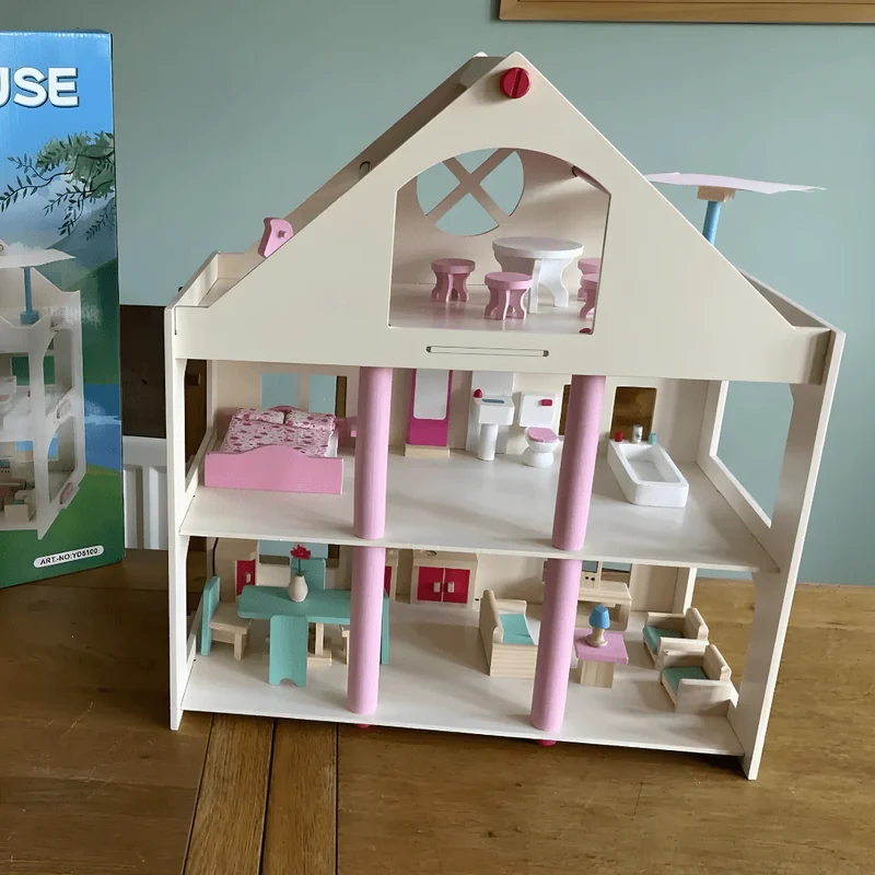 Montessori Puppenhaus aus Holz – 3 Etagen Villa mit Möbeln (Großformat)