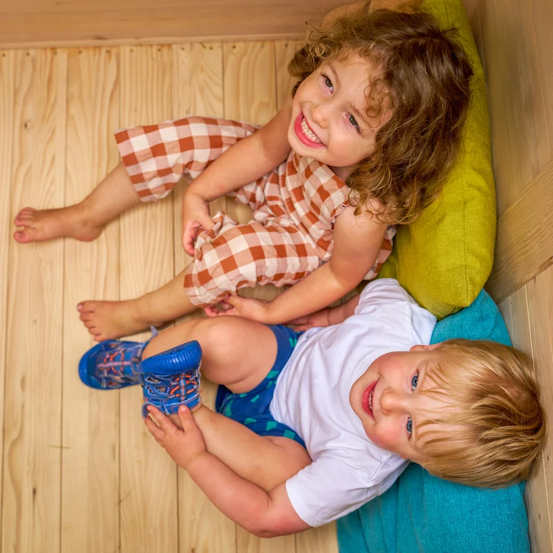 Cabane enfant avec plancher et véranda - bois FSC® - BOUTON D'OR