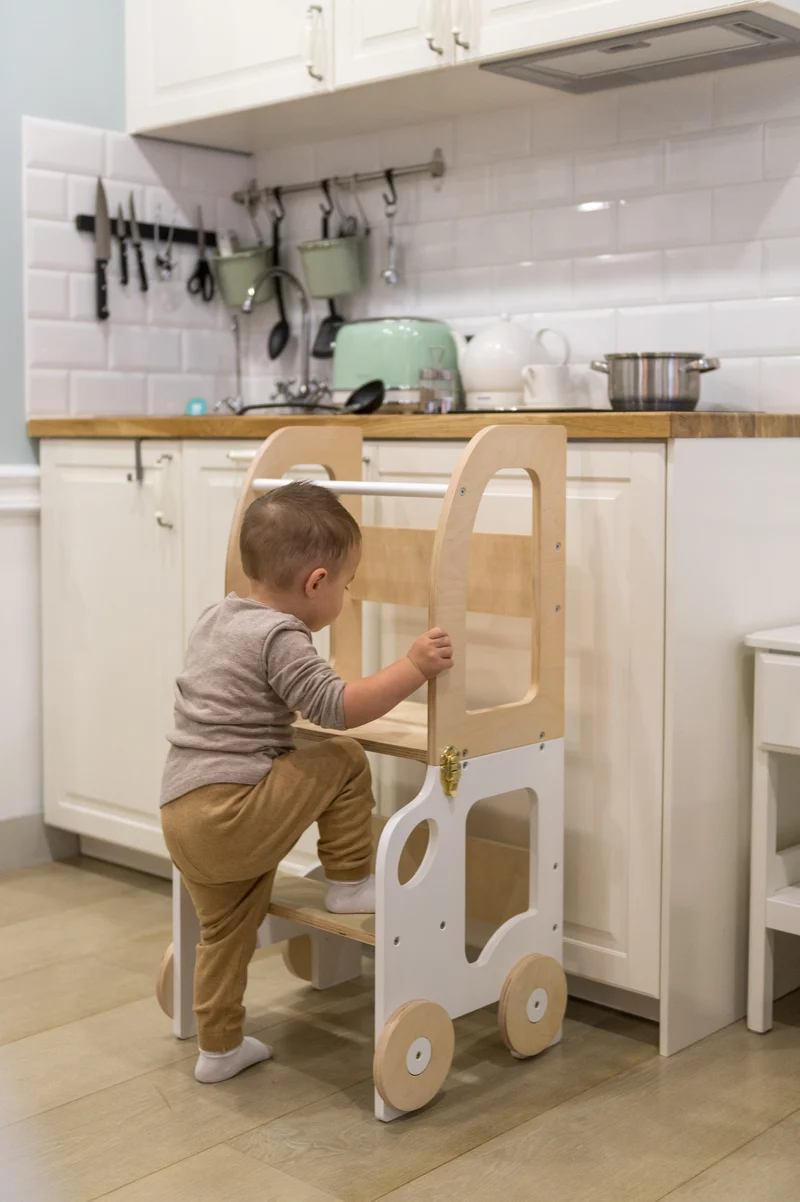 Montessori Lernturm 3-in-1 – Küchenhelfer, Tisch & Stuhl-Auto-Design