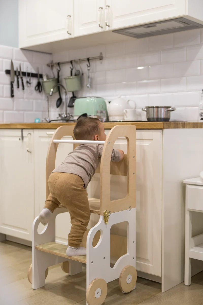 Montessori Lernturm 3-in-1 – Küchenhelfer, Tisch & Stuhl-Auto-Design