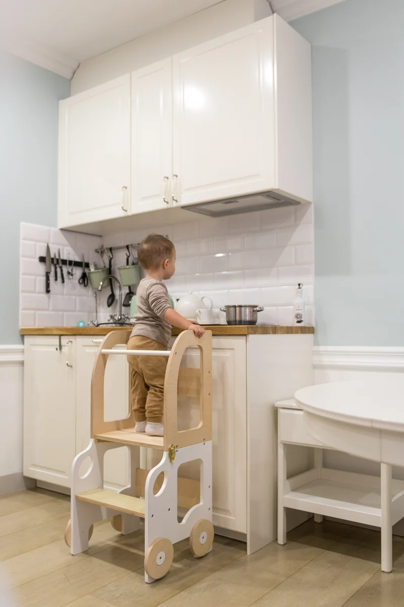 Montessori Lernturm 3-in-1 – Küchenhelfer, Tisch & Stuhl-Auto-Design