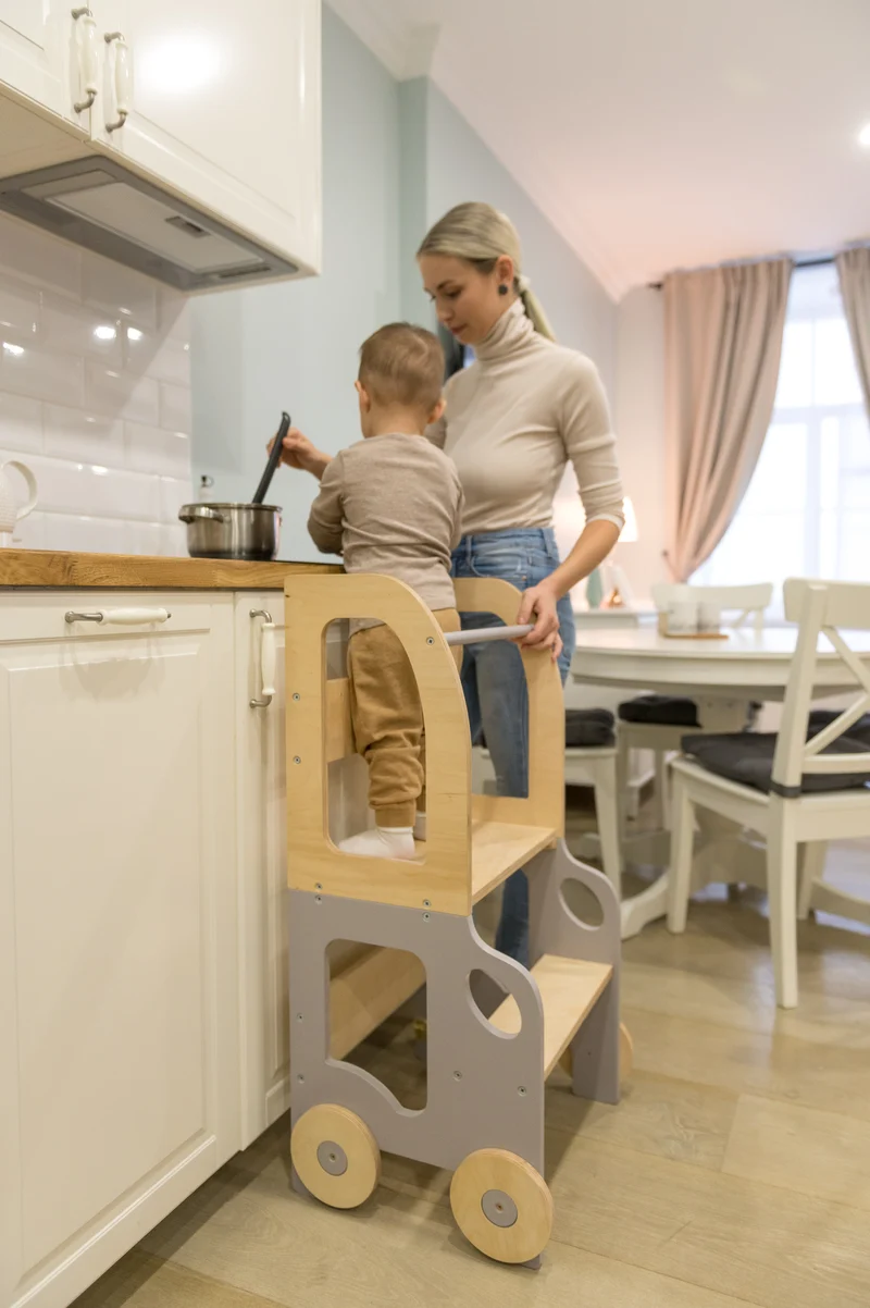 Montessori Lernturm 3-in-1 – Küchenhelfer, Tisch & Stuhl-Auto-Design