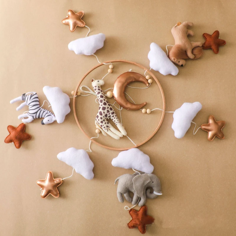 Baby Mobile aus Filz & Holz – Montessori Mobile fürs Babybett
