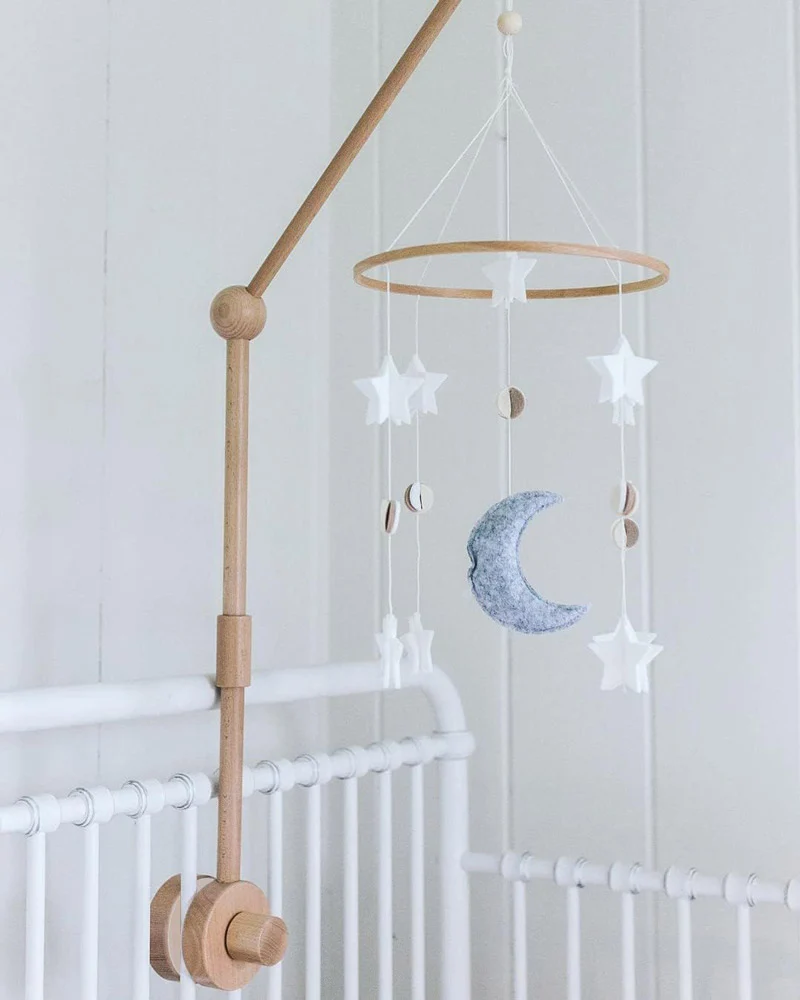 Buchenholz Mobile-Halter fürs Babybett – 2-stufig & 360° drehbar