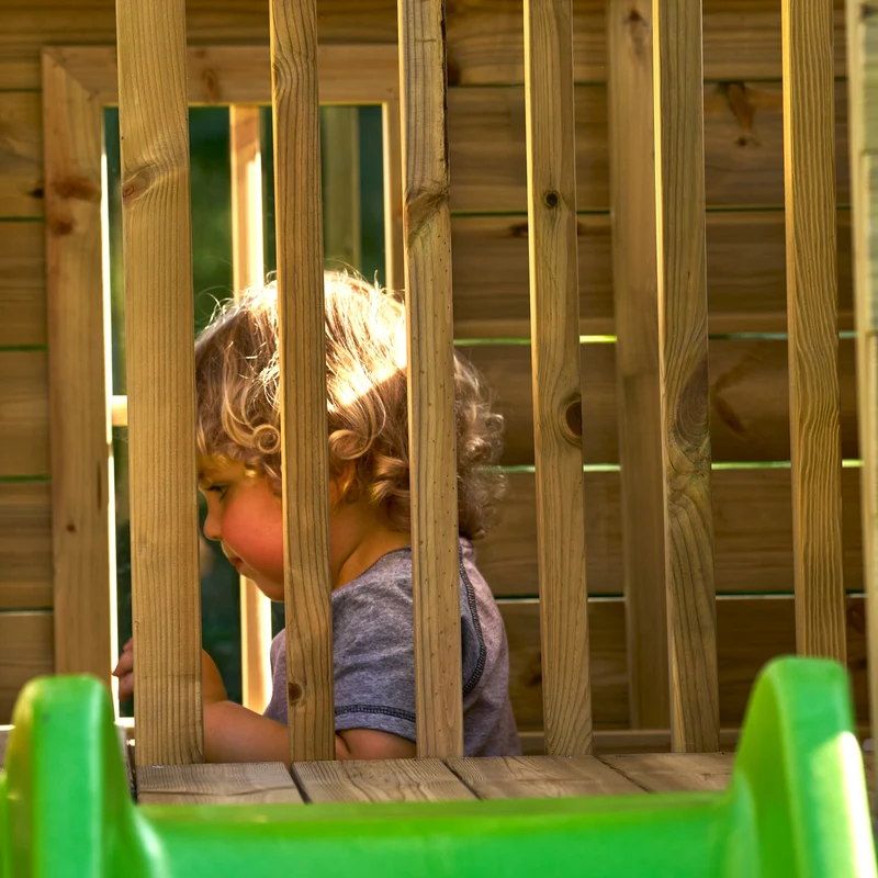 Cabane enfant avec étage et toboggan vert pomme - bois FSC® - LOFT