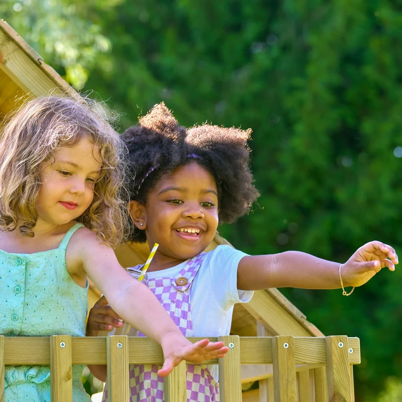 Cabane enfant avec étage et toboggan vert pomme - bois FSC® - LOFT