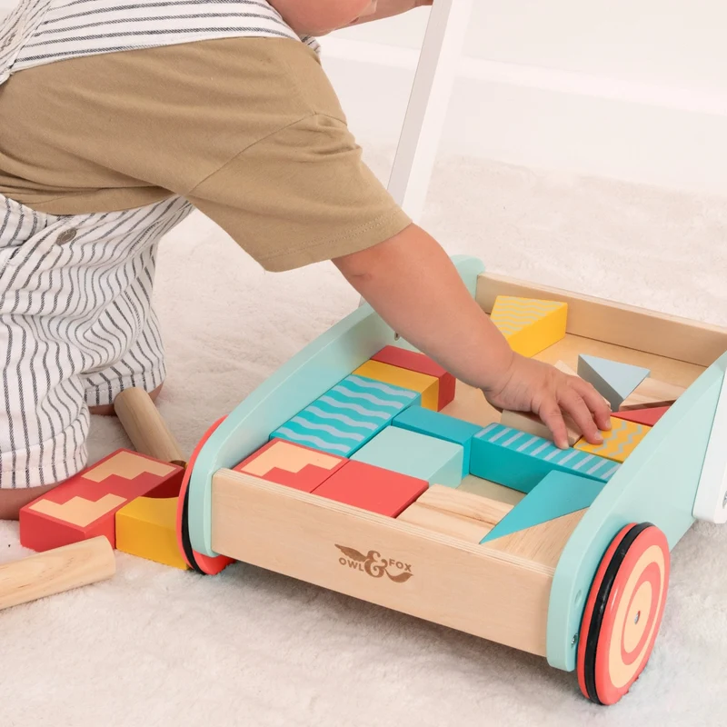 Chariot de marche avec cubes en bois FSC® pour enfant dès 1 an