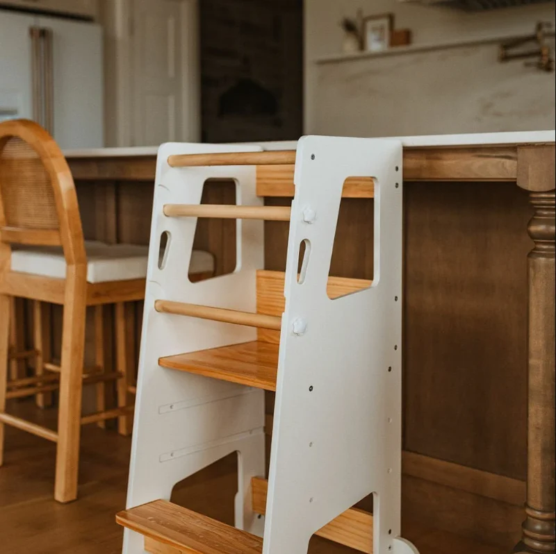 Montessori Lernturm Massivholz Klassik – Weiß oder Grau