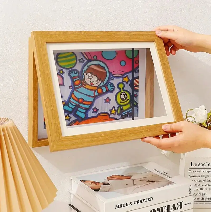 Cadre pour les dessins de vos enfants - ouverture magnétique et réserve de dessin avec élastique