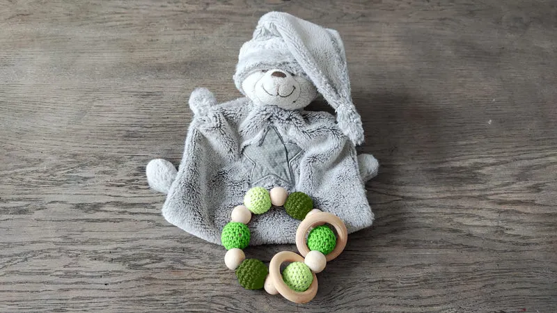 Hochets bois-crochet pour bébés