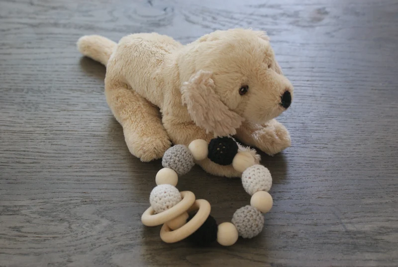 Hochets bois-crochet pour bébés