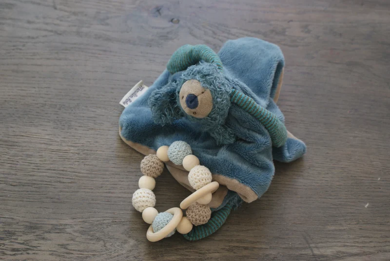Hochets bois-crochet pour bébés