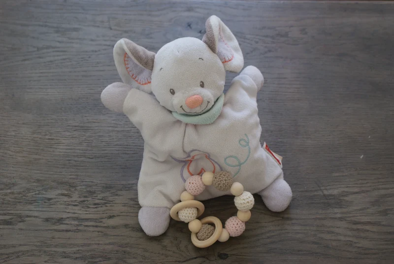 Hochets bois-crochet pour bébés