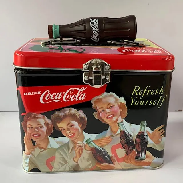 Coca-Cola Tin Square Lunch Box - Have a Coke, Refresh Yourself / Boîte à lunch carrée en métal - Prenez un Coke, rafraîchissez-vous