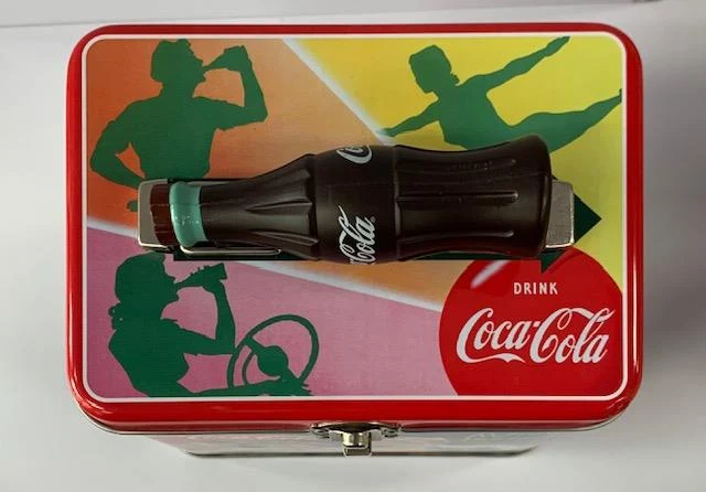Coca-Cola Tin Square Lunch Box - Have a Coke, Refresh Yourself / Boîte à lunch carrée en métal - Prenez un Coke, rafraîchissez-vous