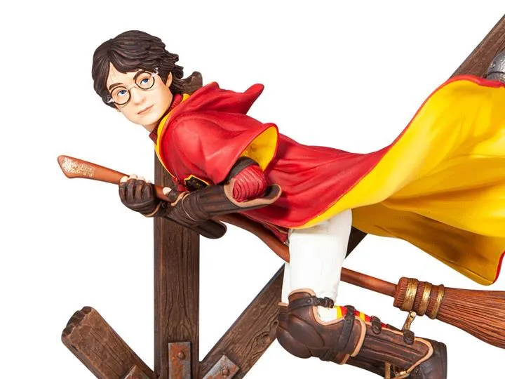 Harry Potter on Broomstick Quidditch Figurine / Figurine Harry Potter sur balai Quidditch