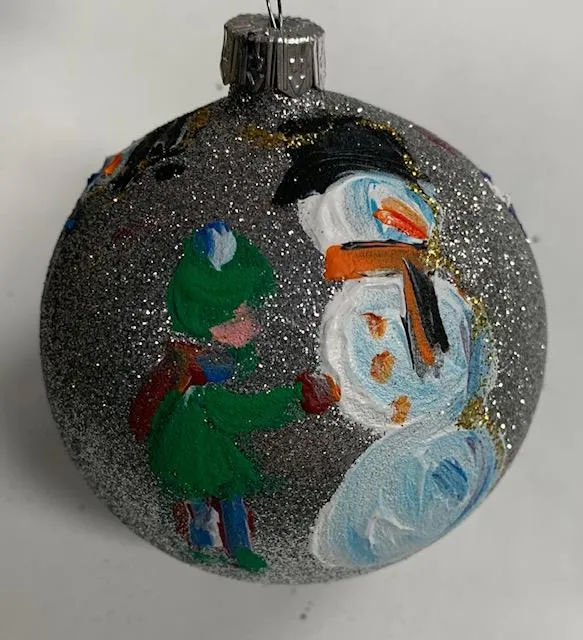 Ornament by Katerina Mertikas - Children Building Snowmen / Ornement de Katerina Mertikas - Enfants construisant des bonshommes de neige
