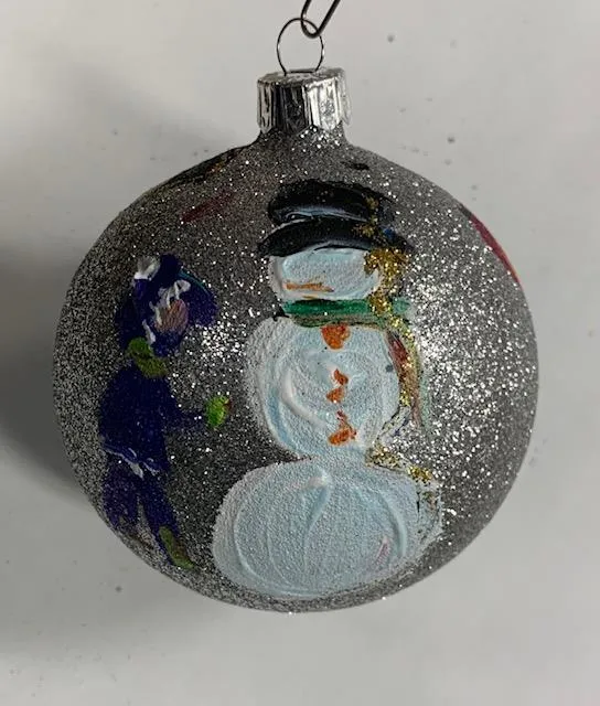 Ornament by Katerina Mertikas - Children Building Snowmen / Ornement de Katerina Mertikas - Enfants construisant des bonshommes de neige