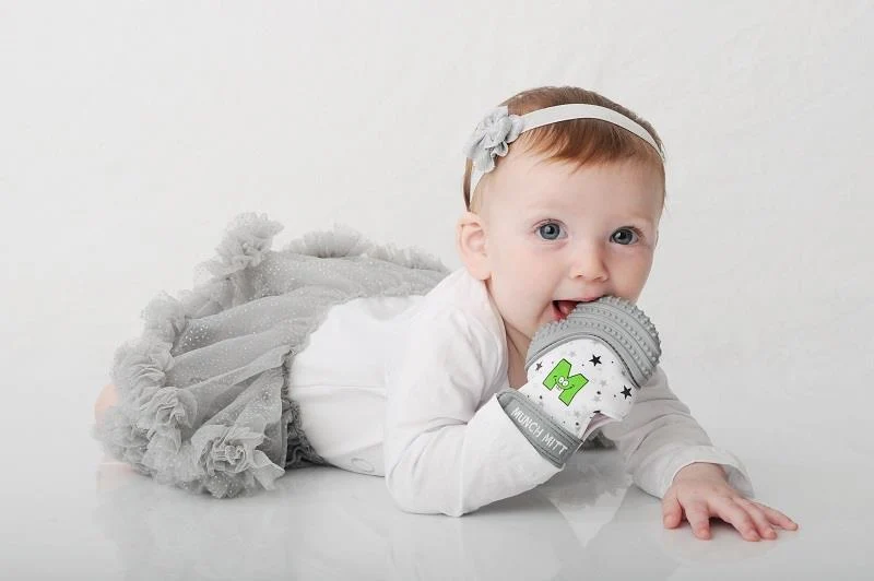 Munch Mitt Baby Teething Mitten Grey / Moufles de dentition grises pour bébé